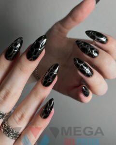 Черные ногти с потертостями