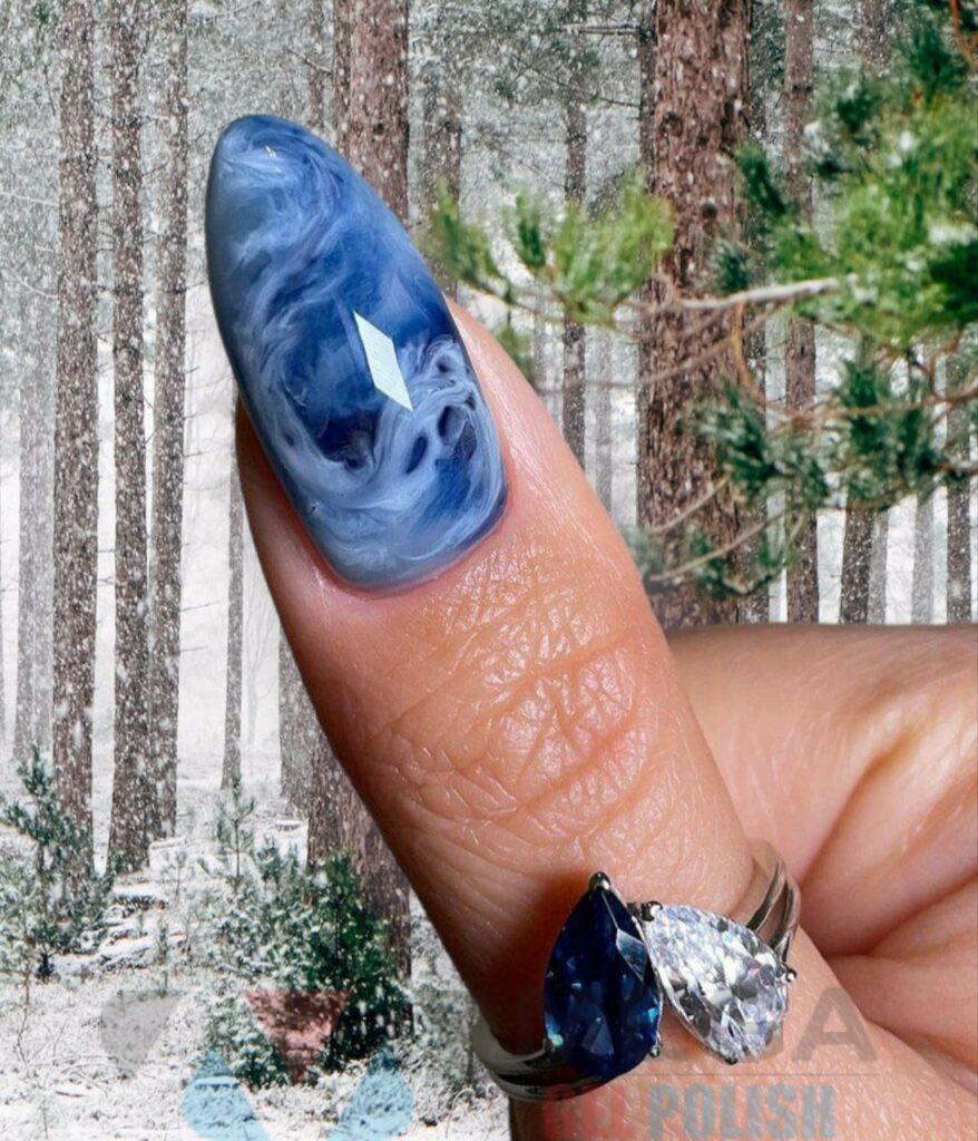 Зимний маникюр 2024 Идея синего мрамора для коротких ногтей зима